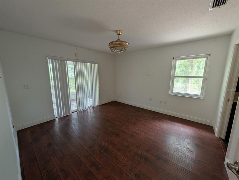 For Sale: $179,900 (2 beds, 2 baths, 924 Square Feet)