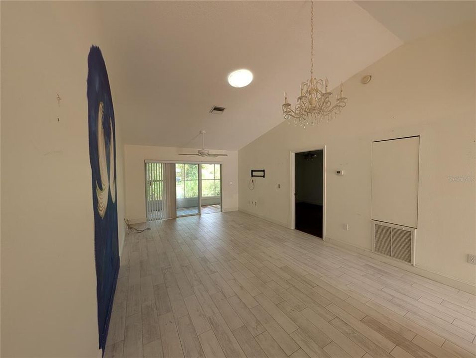 For Sale: $179,900 (2 beds, 2 baths, 924 Square Feet)