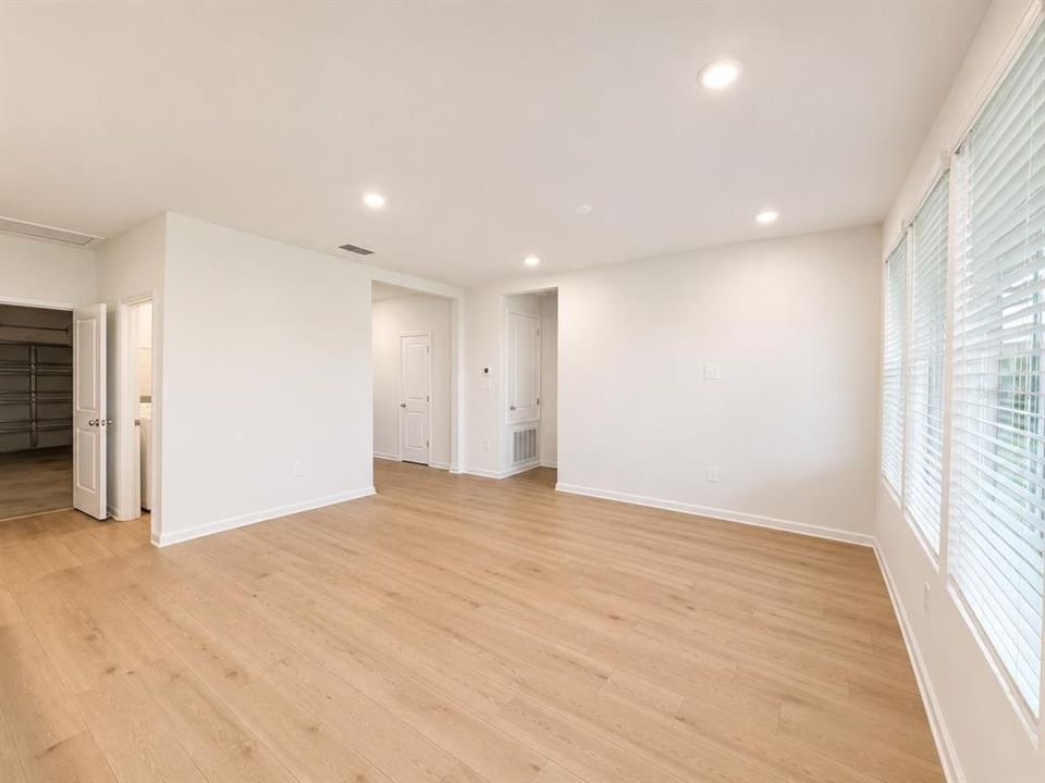 For Rent: $2,100 (3 beds, 2 baths, 1559 Square Feet)