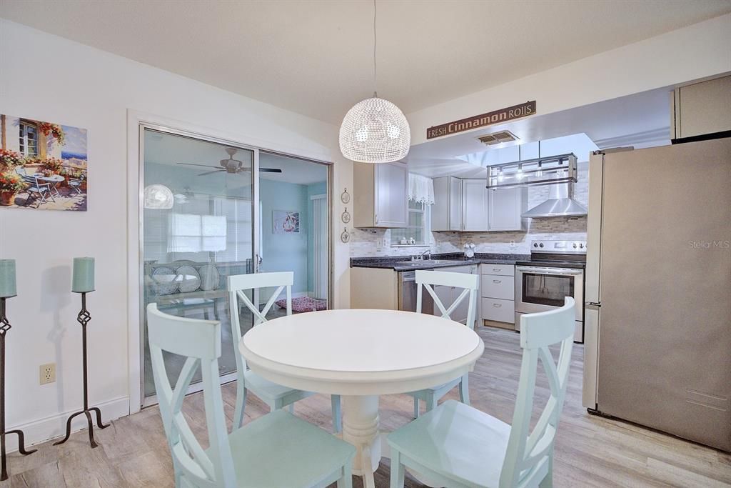 На продажу: $239,900 (2 спален, 2 ванн, 1334 Квадратных фут)