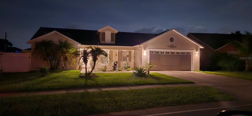 合同活跃: $423,979 (4 贝兹, 2 浴室, 1681 平方英尺)