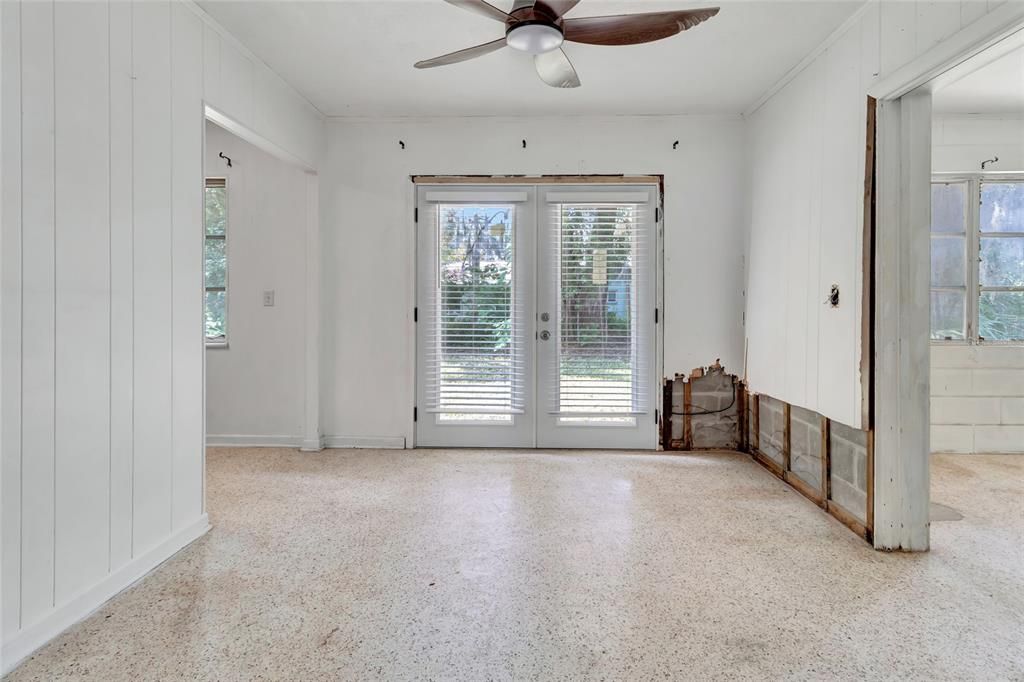 For Sale: $199,999 (2 beds, 1 baths, 1082 Square Feet)
