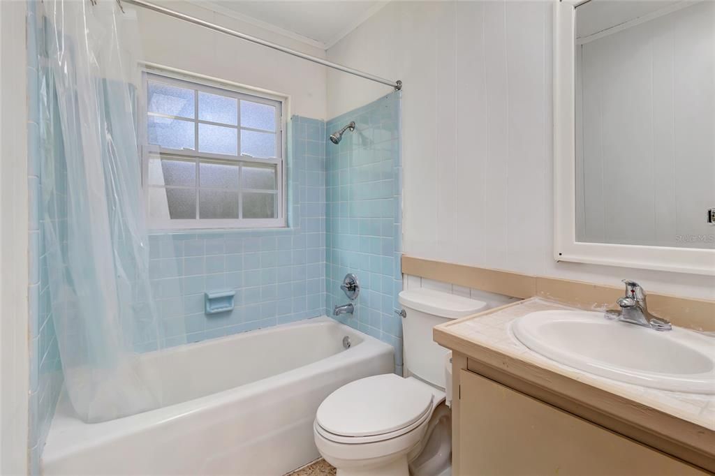 For Sale: $199,999 (2 beds, 1 baths, 1082 Square Feet)