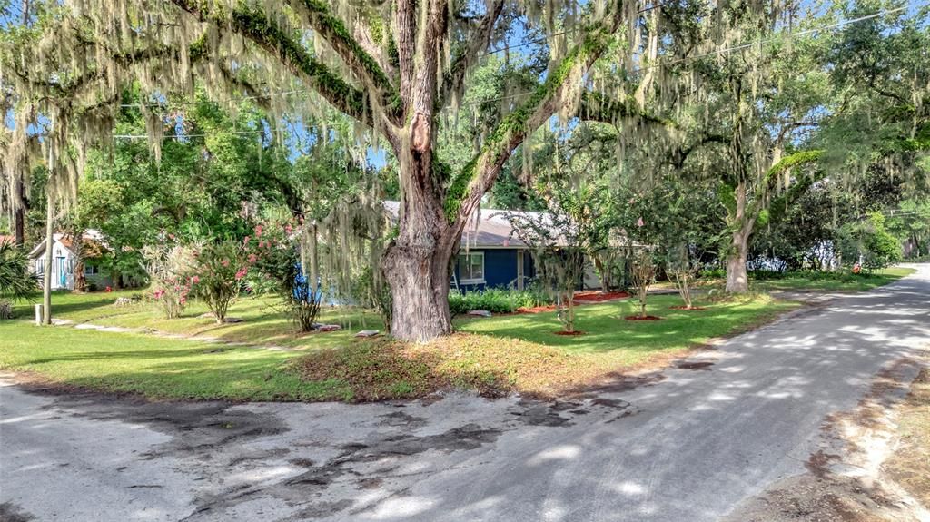 For Sale: $199,999 (2 beds, 1 baths, 1082 Square Feet)