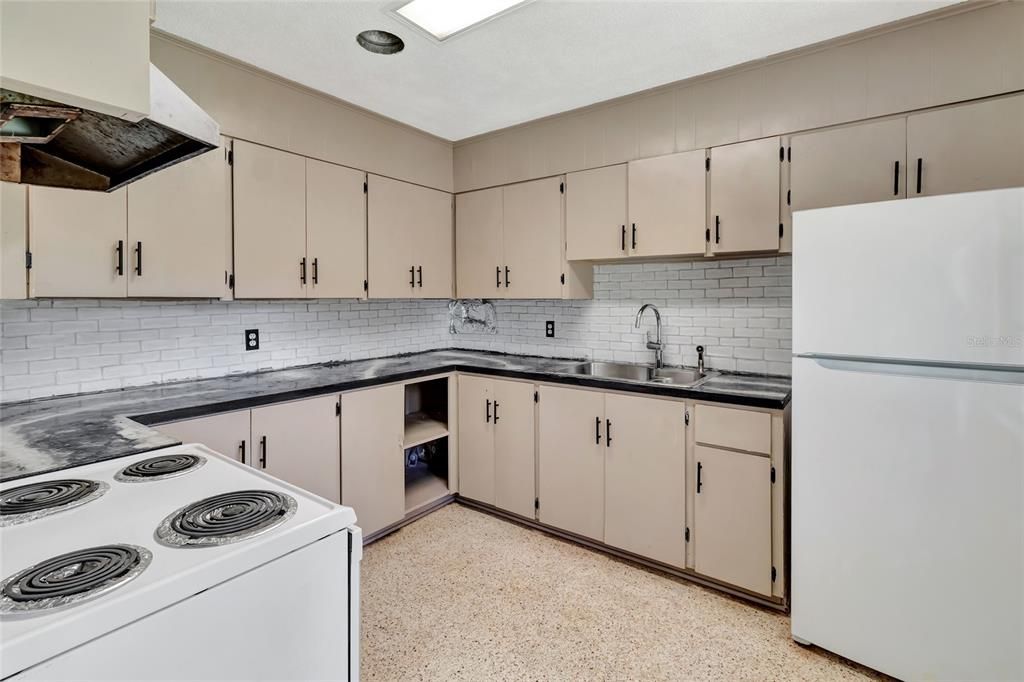For Sale: $199,999 (2 beds, 1 baths, 1082 Square Feet)