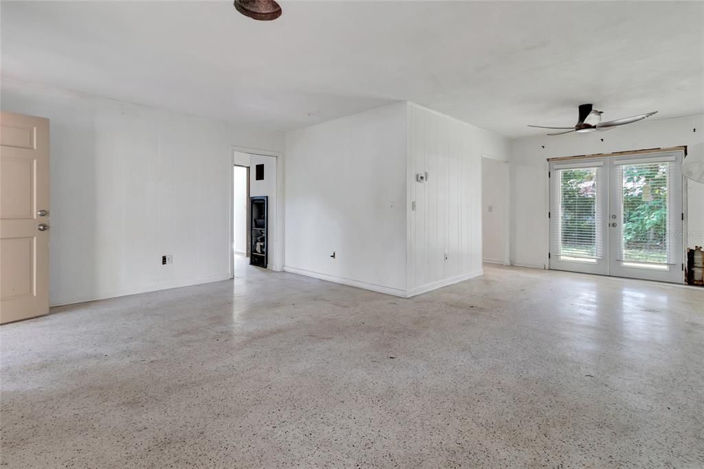 For Sale: $199,999 (2 beds, 1 baths, 1082 Square Feet)