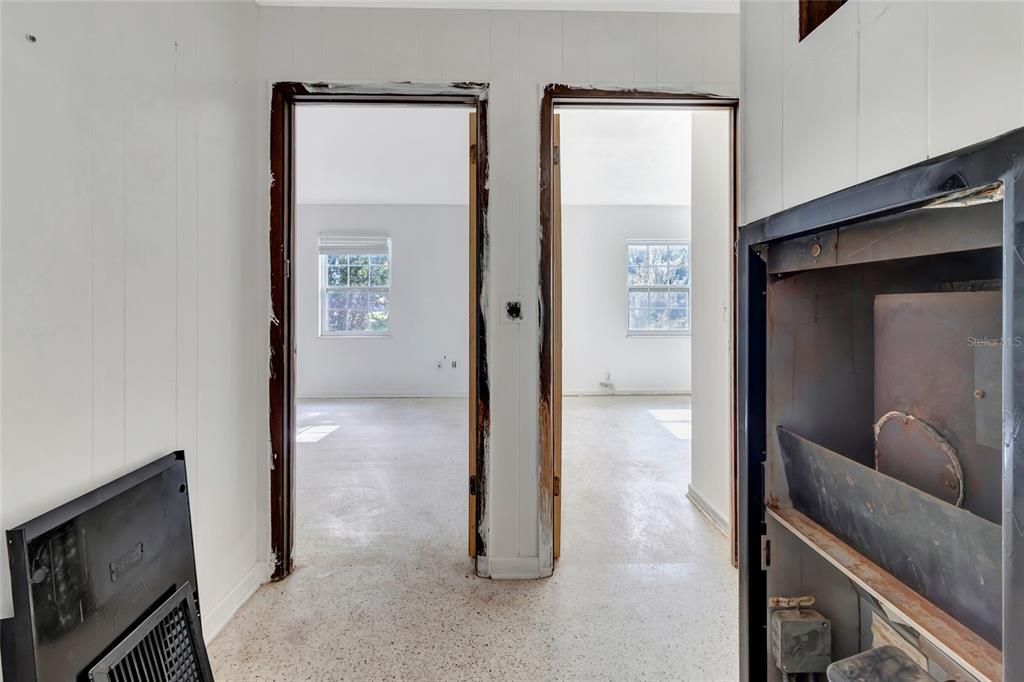 For Sale: $199,999 (2 beds, 1 baths, 1082 Square Feet)