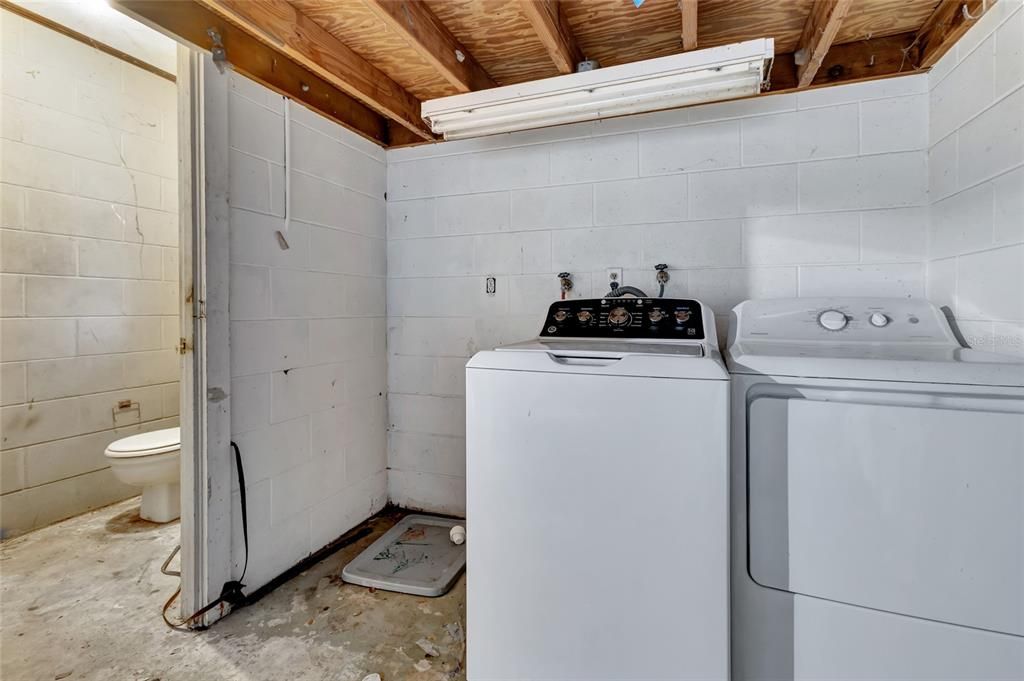 For Sale: $199,999 (2 beds, 1 baths, 1082 Square Feet)