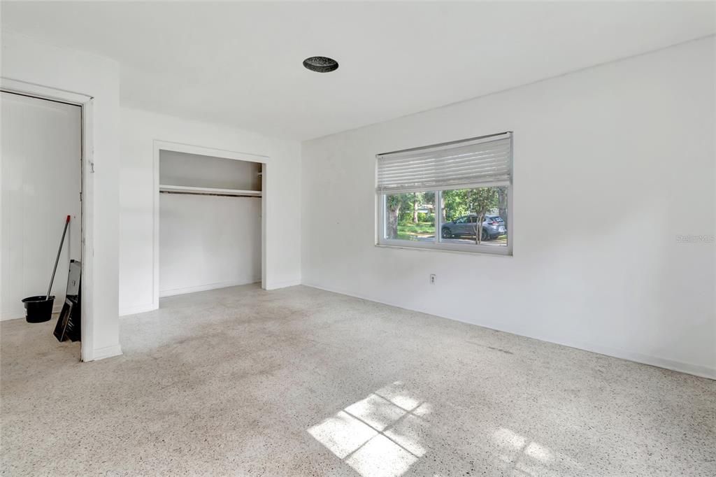 For Sale: $199,999 (2 beds, 1 baths, 1082 Square Feet)