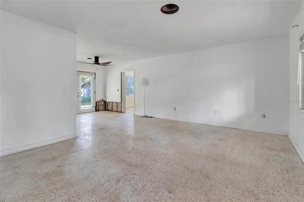 For Sale: $199,999 (2 beds, 1 baths, 1082 Square Feet)