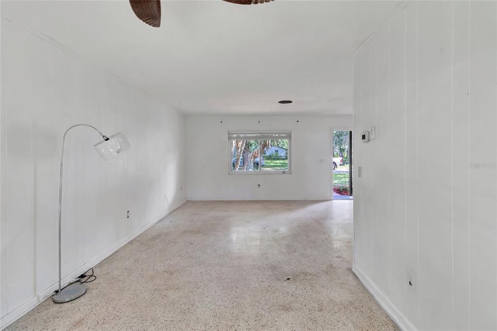 For Sale: $199,999 (2 beds, 1 baths, 1082 Square Feet)