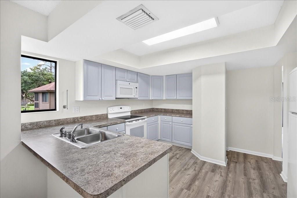 На продажу: $199,999 (2 спален, 2 ванн, 1098 Квадратных фут)