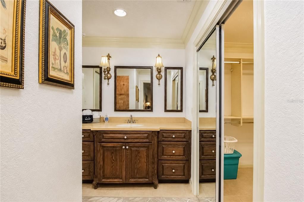 En Venta: $799,000 (4 camas, 2 baños, 2095 Pies cuadrados)