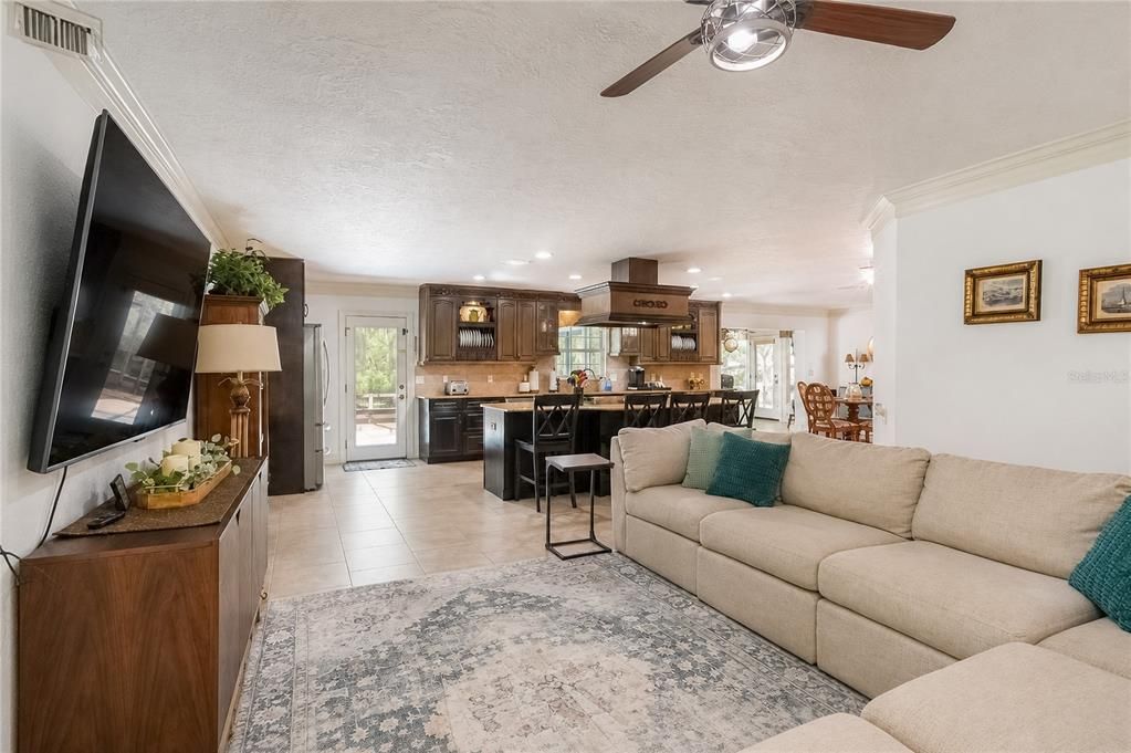 En Venta: $799,000 (4 camas, 2 baños, 2095 Pies cuadrados)