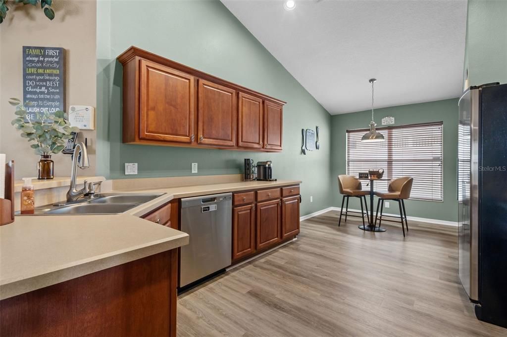 На продажу: $359,900 (3 спален, 2 ванн, 1782 Квадратных фут)