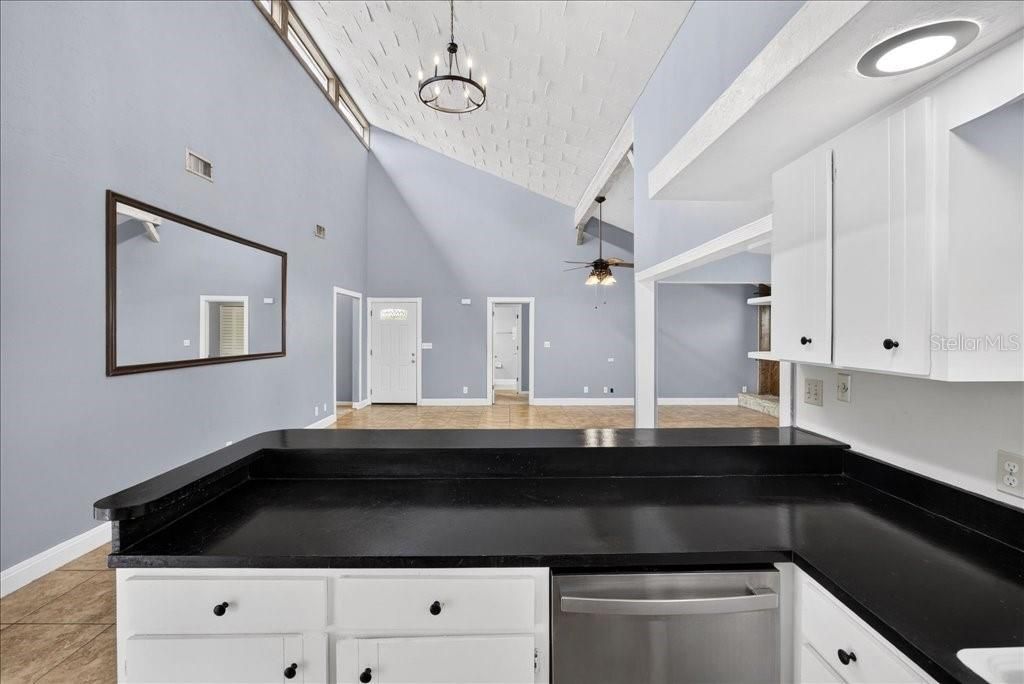 For Sale: $275,000 (2 beds, 2 baths, 1440 Square Feet)