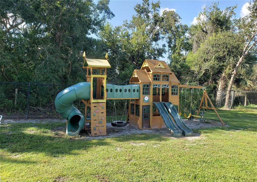 For Sale: $134,995 (2 beds, 1 baths, 1032 Square Feet)