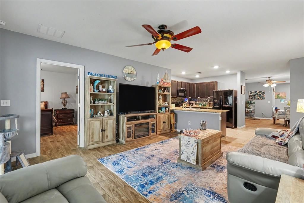 For Sale: $315,000 (3 beds, 2 baths, 1529 Square Feet)