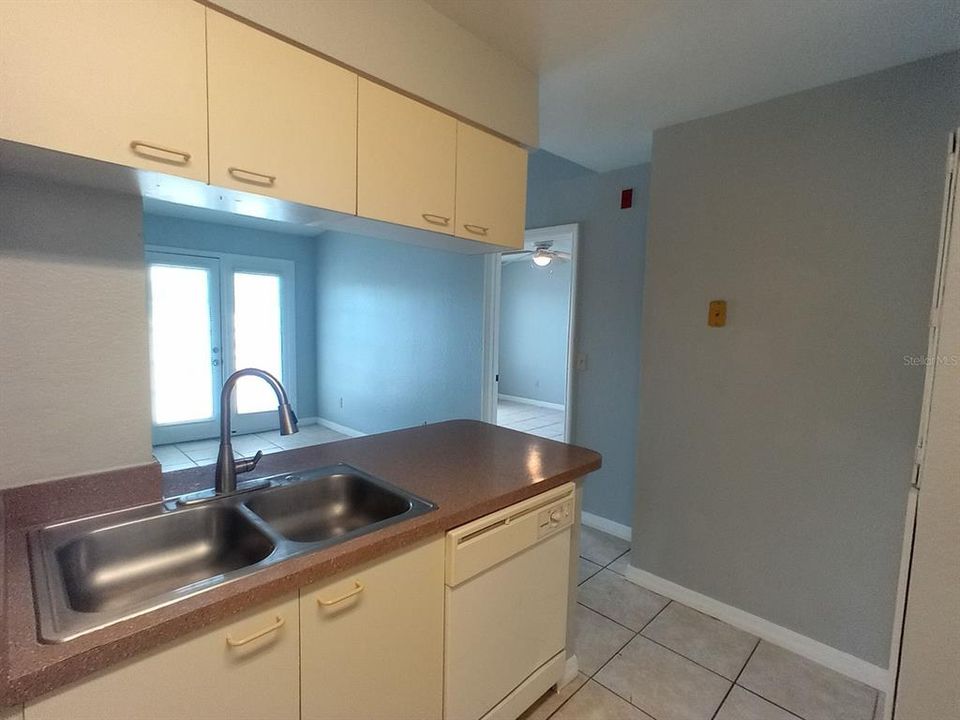 For Rent: $1,250 (1 beds, 1 baths, 583 Square Feet)