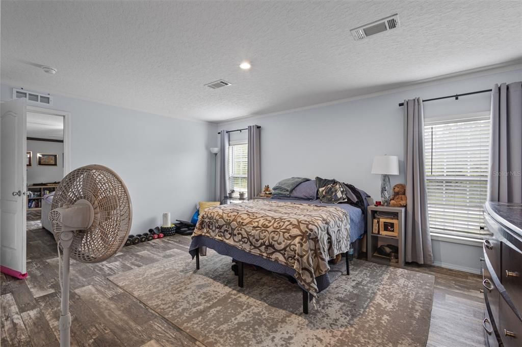 For Sale: $229,900 (5 beds, 3 baths, 2052 Square Feet)