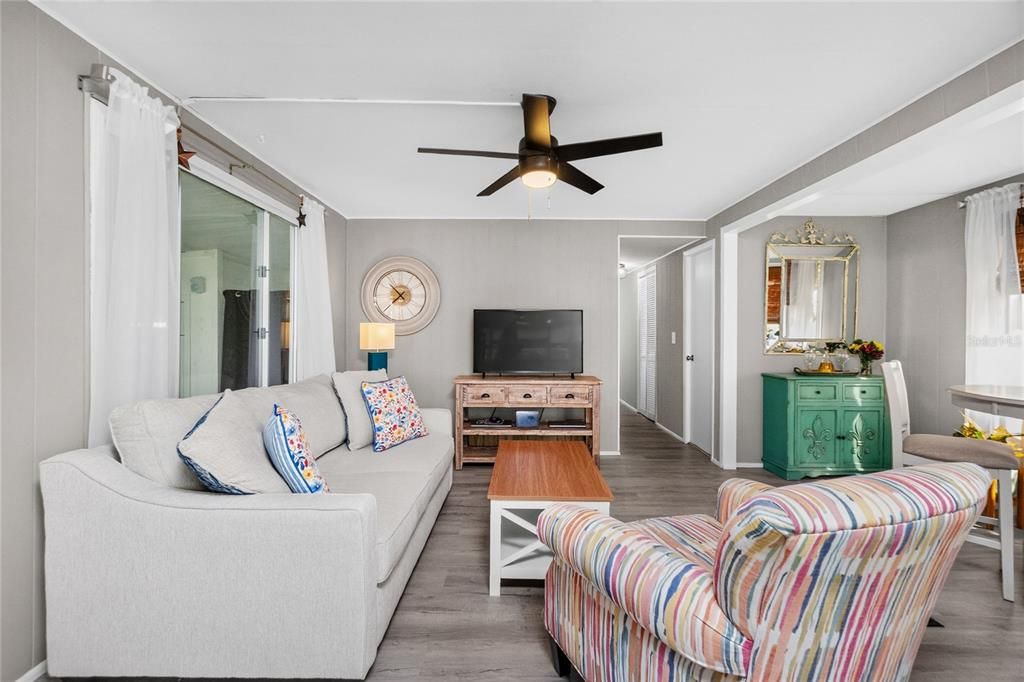 For Sale: $119,000 (2 beds, 2 baths, 720 Square Feet)