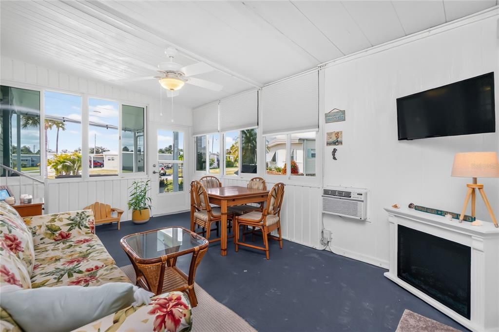 For Sale: $119,000 (2 beds, 2 baths, 720 Square Feet)