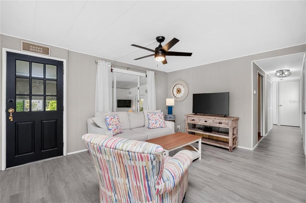 For Sale: $119,000 (2 beds, 2 baths, 720 Square Feet)