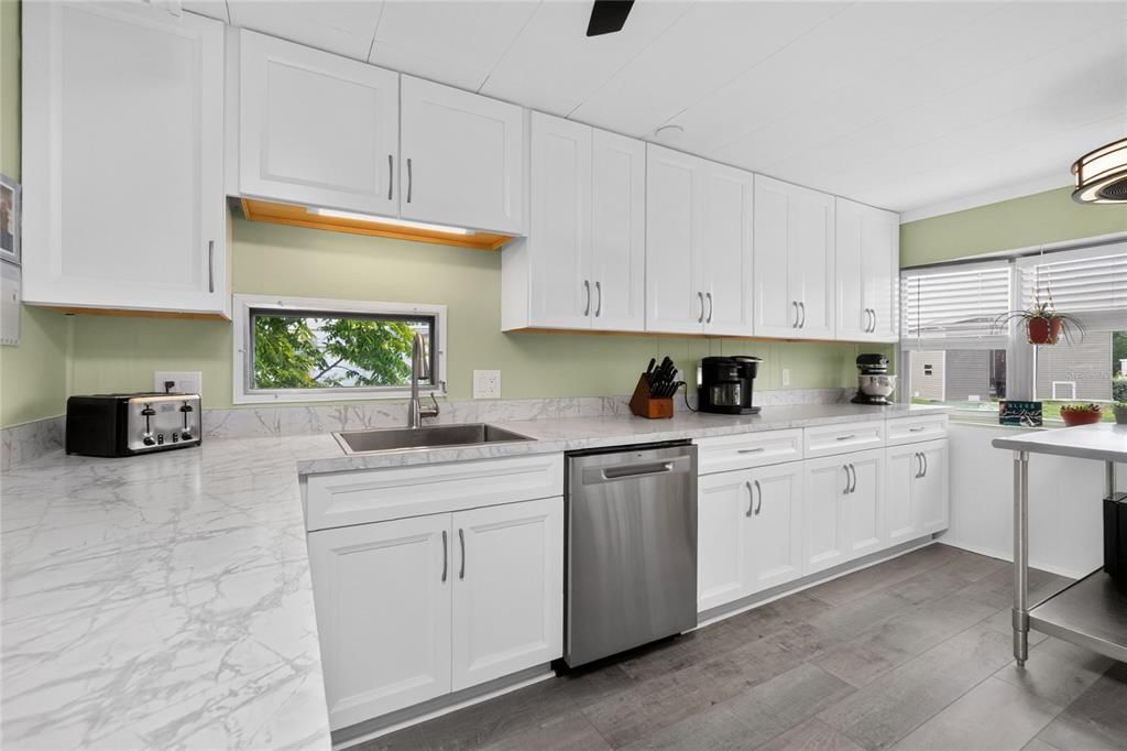 For Sale: $119,000 (2 beds, 2 baths, 720 Square Feet)