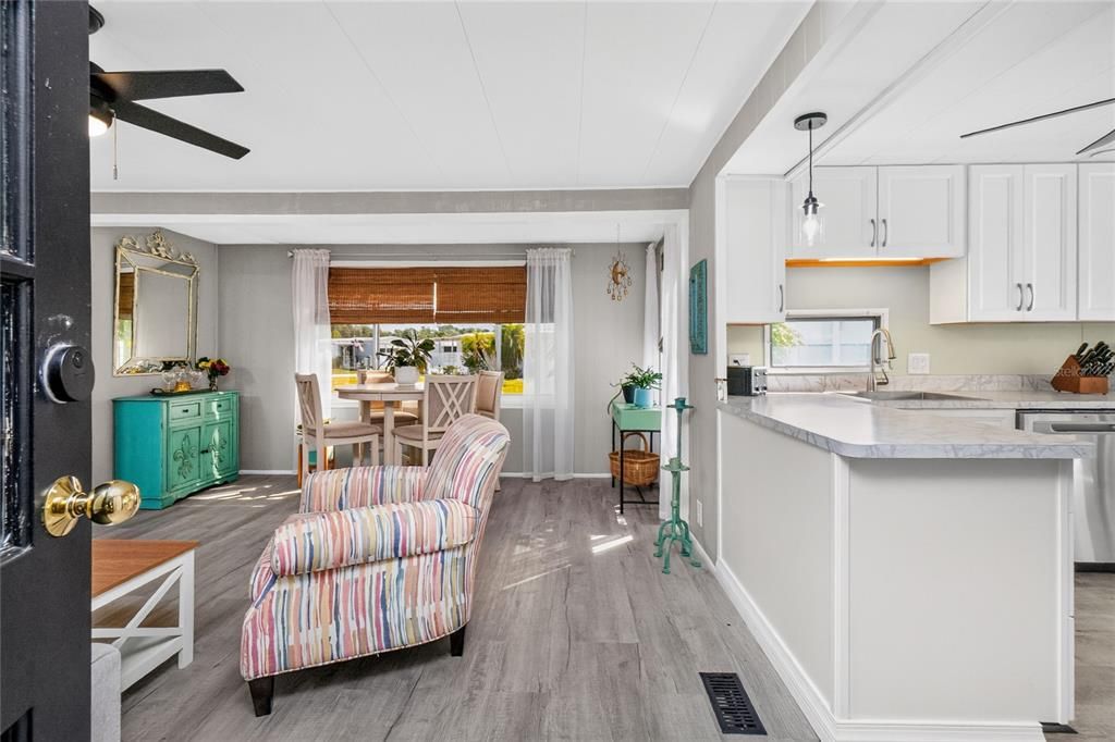 For Sale: $119,000 (2 beds, 2 baths, 720 Square Feet)