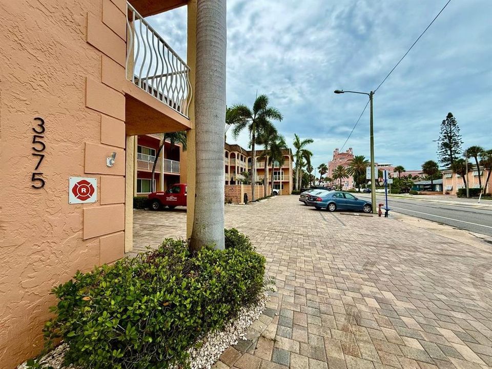For Rent: $1,900 (1 beds, 1 baths, 698 Square Feet)