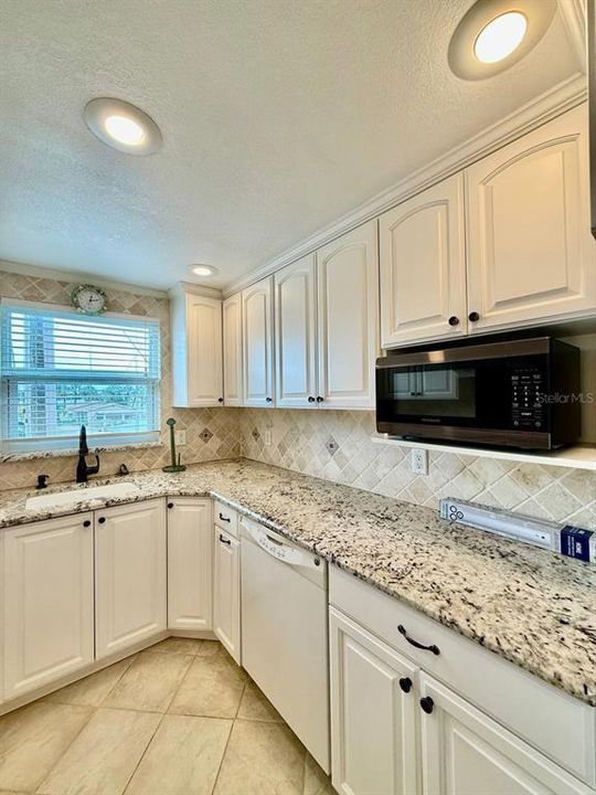 For Rent: $1,900 (1 beds, 1 baths, 698 Square Feet)