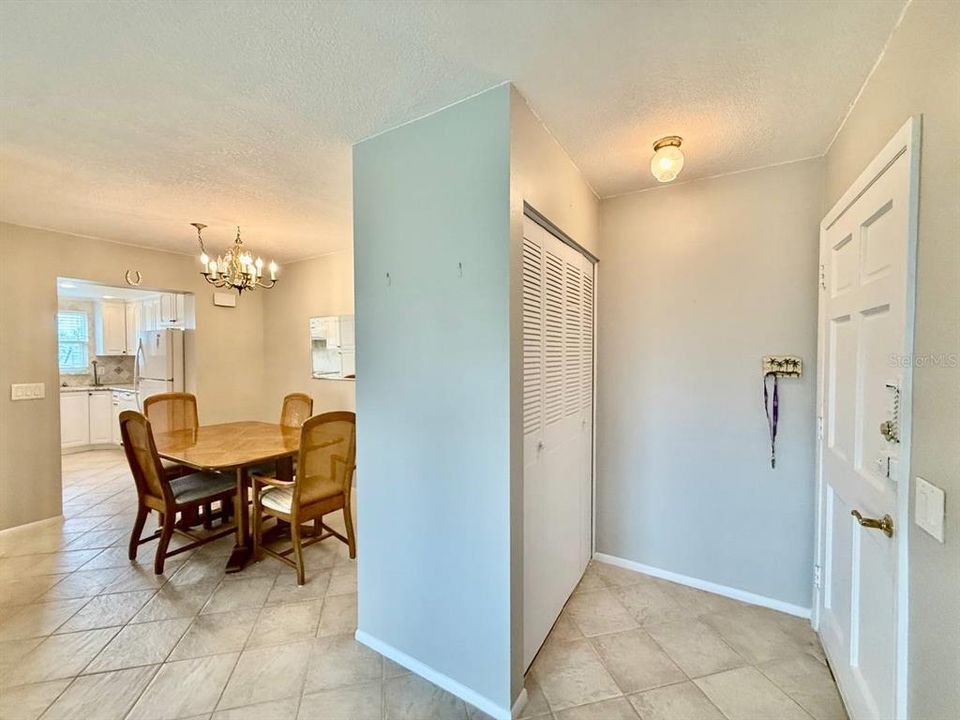 For Rent: $1,900 (1 beds, 1 baths, 698 Square Feet)