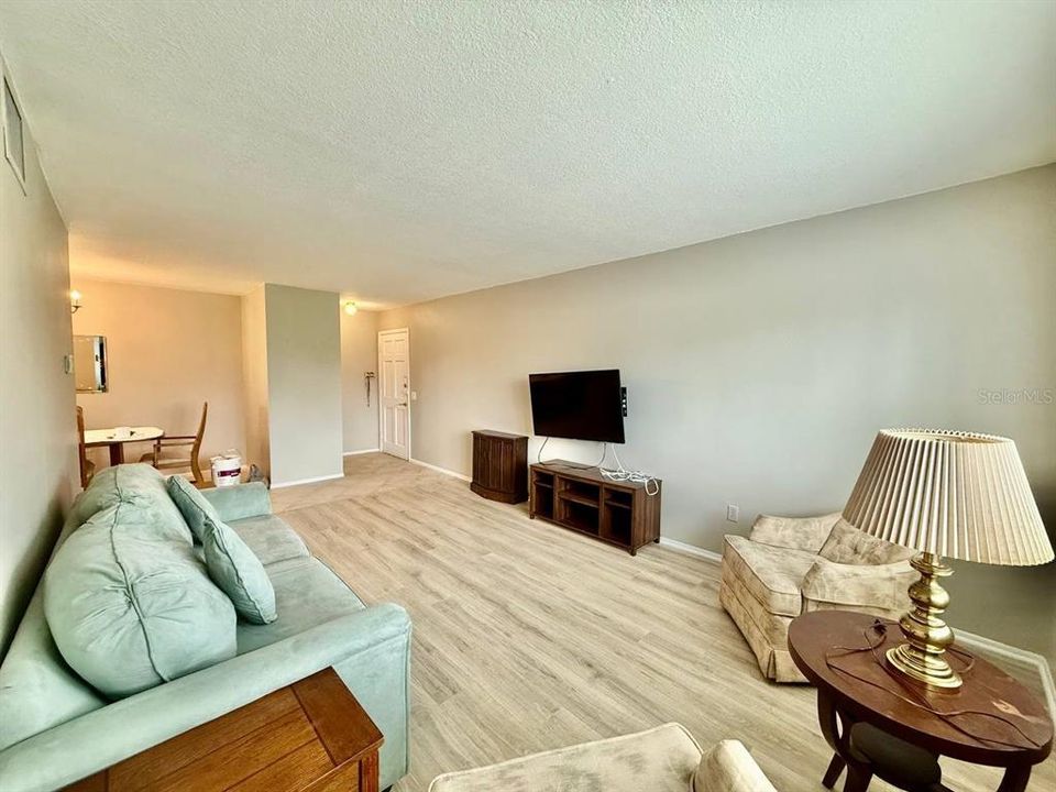 For Rent: $1,900 (1 beds, 1 baths, 698 Square Feet)