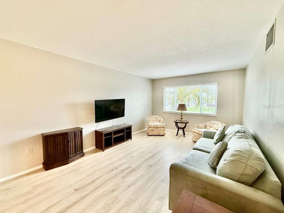 For Rent: $1,900 (1 beds, 1 baths, 698 Square Feet)