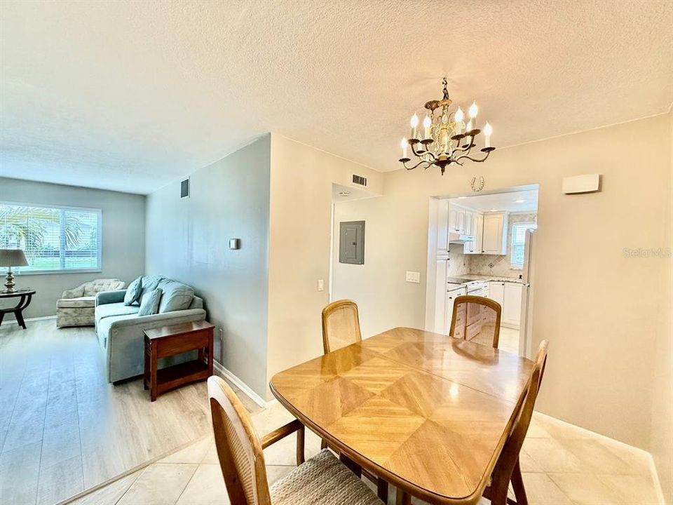 For Rent: $1,900 (1 beds, 1 baths, 698 Square Feet)