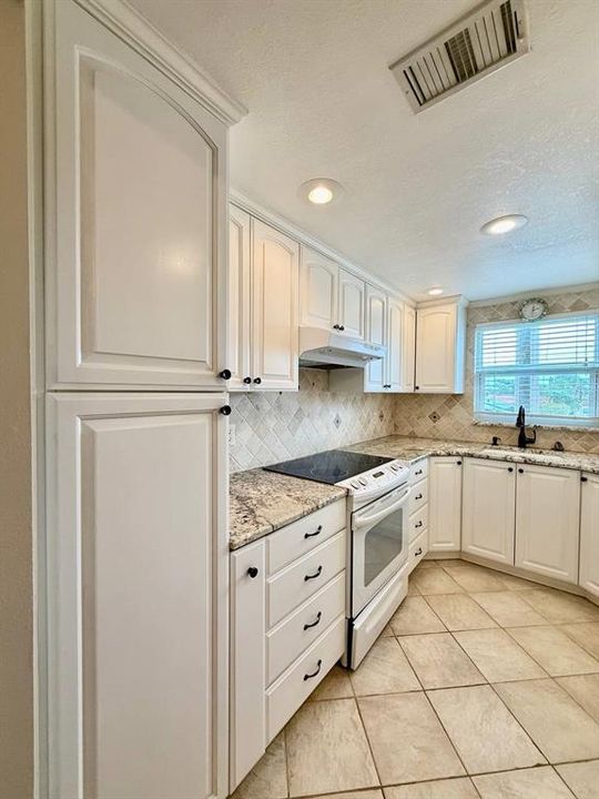 For Rent: $1,900 (1 beds, 1 baths, 698 Square Feet)