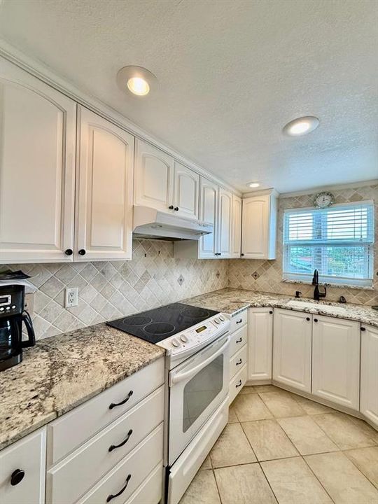 For Rent: $1,900 (1 beds, 1 baths, 698 Square Feet)