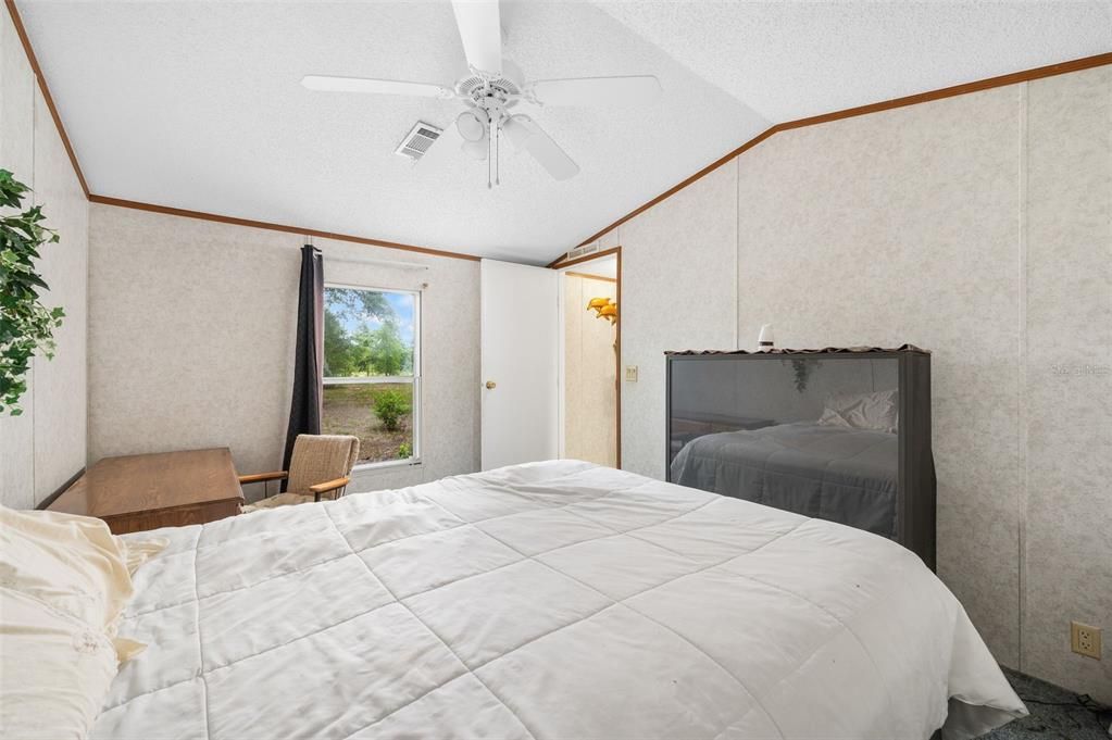 For Sale: $215,000 (2 beds, 2 baths, 1056 Square Feet)