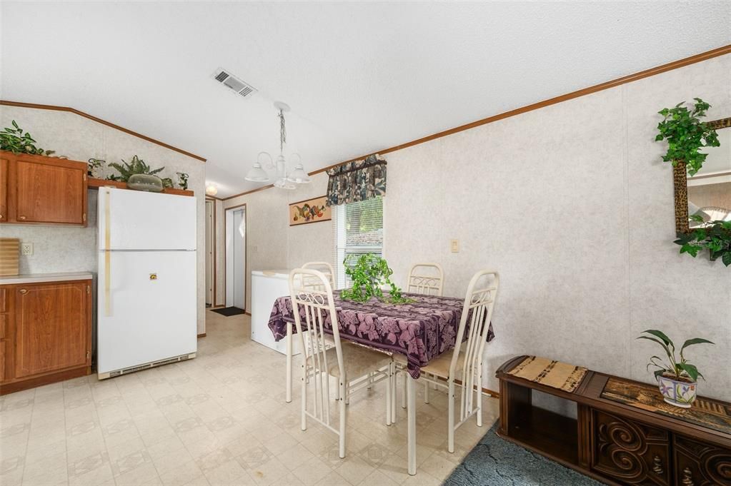 For Sale: $215,000 (2 beds, 2 baths, 1056 Square Feet)