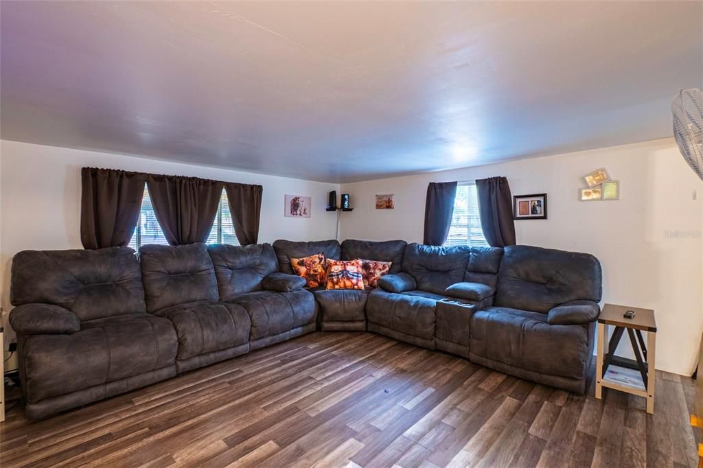 На продажу: $135,000 (2 спален, 1 ванн, 868 Квадратных фут)