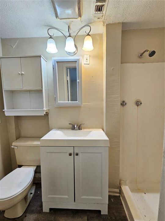 For Rent: $1,150 (1 beds, 1 baths, 747 Square Feet)