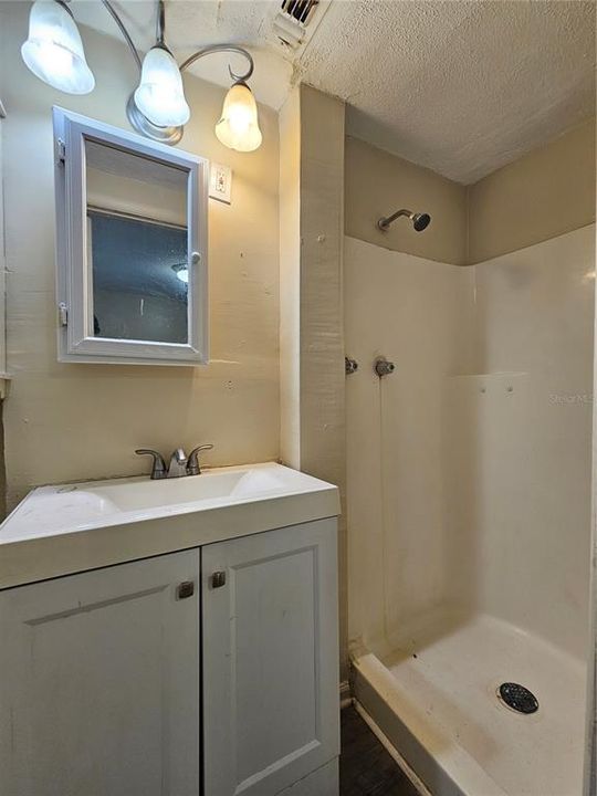 For Rent: $1,150 (1 beds, 1 baths, 747 Square Feet)