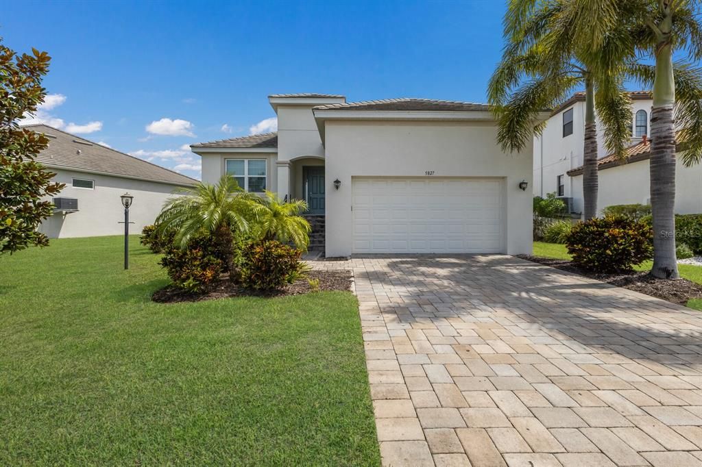 Recently Rented: $4,695 (3 beds, 2 baths, 2162 Square Feet)