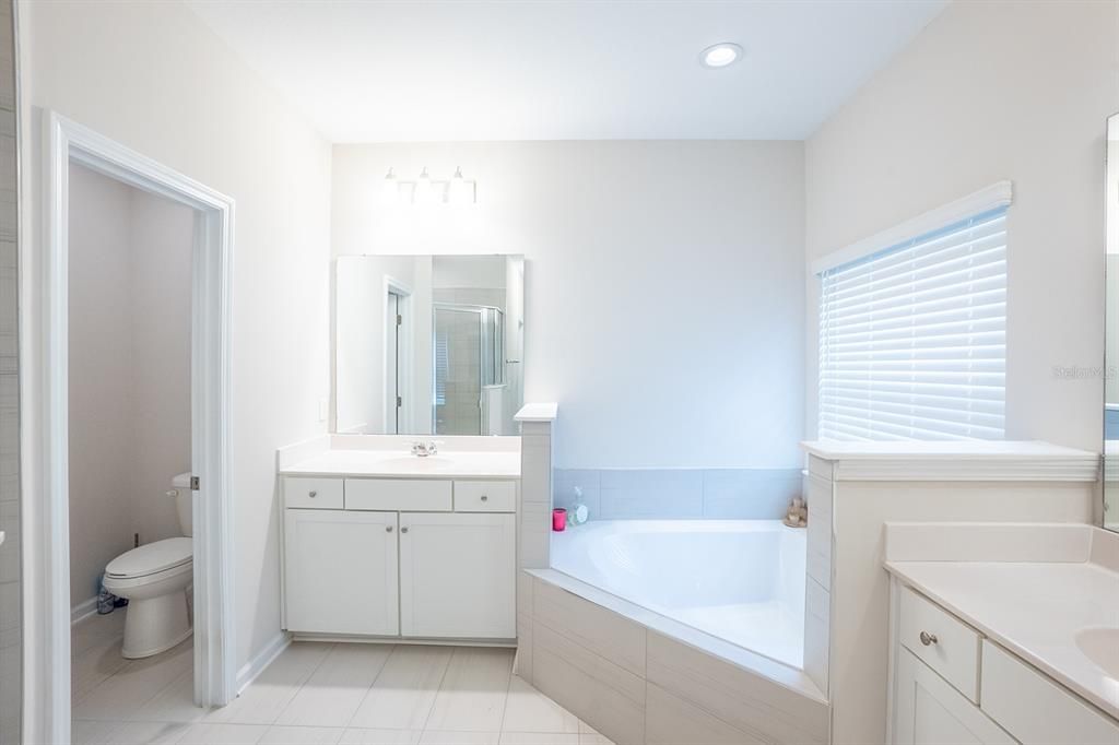 For Sale: $559,000 (4 beds, 3 baths, 2490 Square Feet)