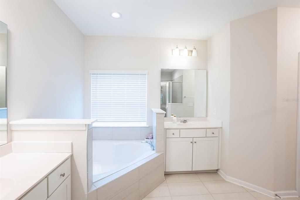 For Sale: $559,000 (4 beds, 3 baths, 2490 Square Feet)