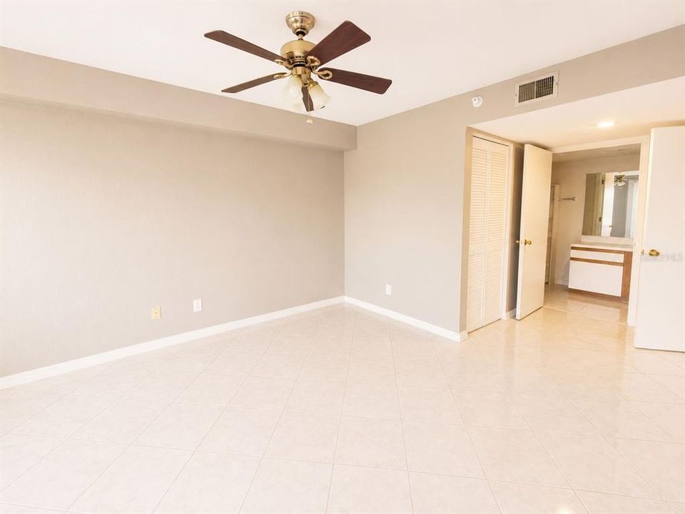 For Sale: $199,900 (2 beds, 2 baths, 1085 Square Feet)