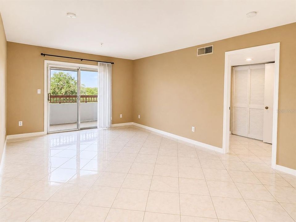For Sale: $199,900 (2 beds, 2 baths, 1085 Square Feet)