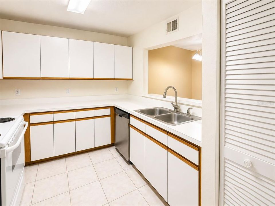 For Sale: $199,900 (2 beds, 2 baths, 1085 Square Feet)