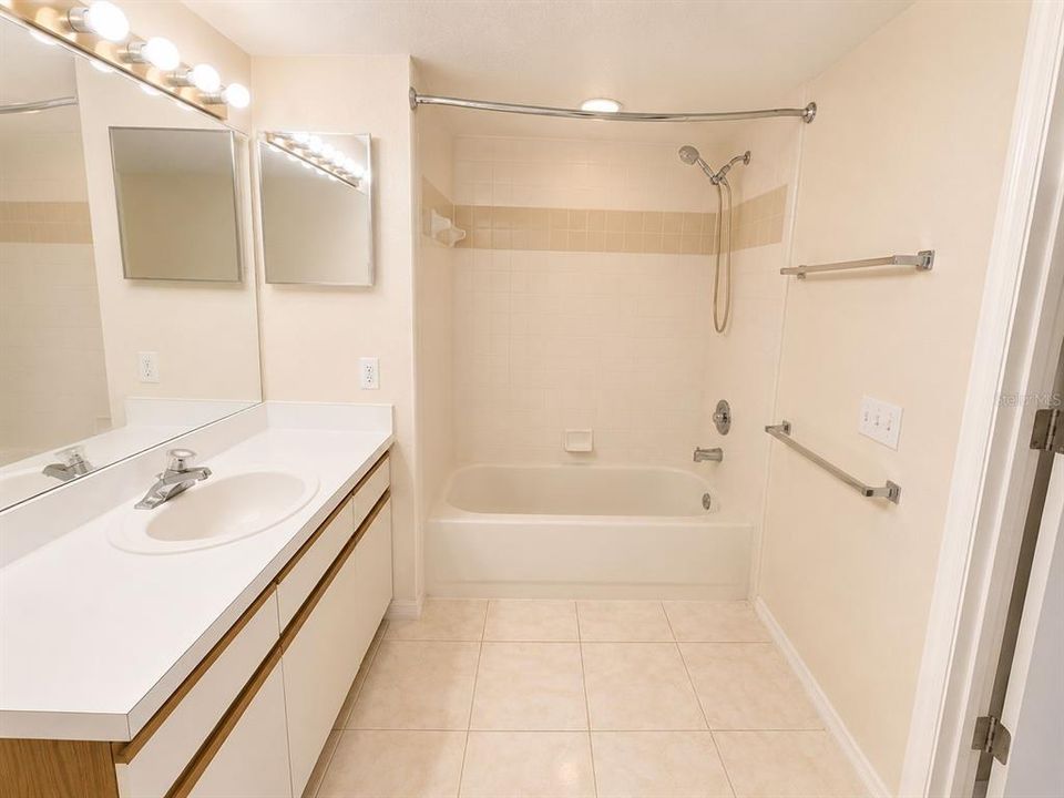 For Sale: $199,900 (2 beds, 2 baths, 1085 Square Feet)