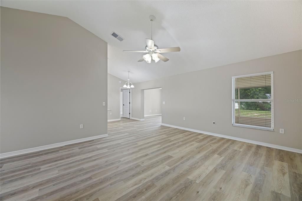 For Sale: $365,000 (3 beds, 2 baths, 1552 Square Feet)
